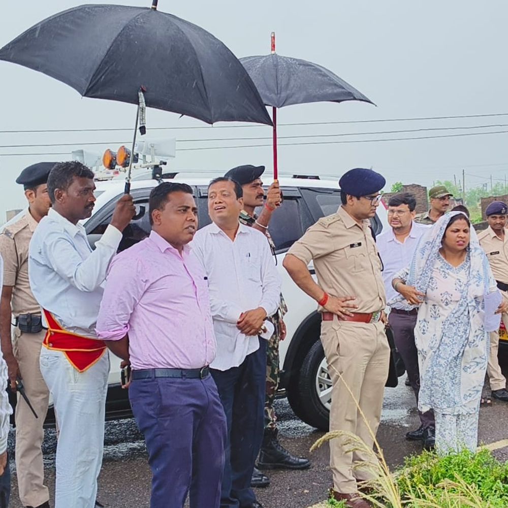 बाढ़ की आशंका को ले डीएम ने हरोहर नदी का किया निरीक्षण