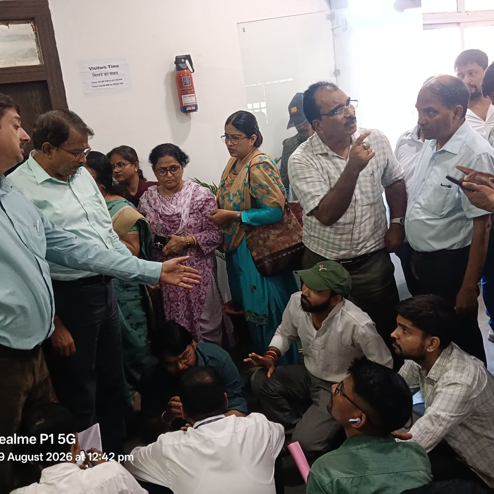 परीक्षा से पूर्व एडमिशन-रजिस्ट्रेशन नहीं होने से नाराज छात्रों का हंगामा, कार्यालय का घेराव
