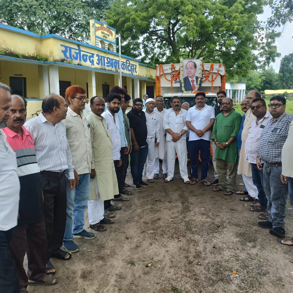 पुष्प चक्र और मालाएं अर्पित कर गोपाल को श्रद्धांजलि दी:राजेंद्र आश्रम में पार्टी के झंडे में लिपटा पार्थिव शरीर,दी विदाई