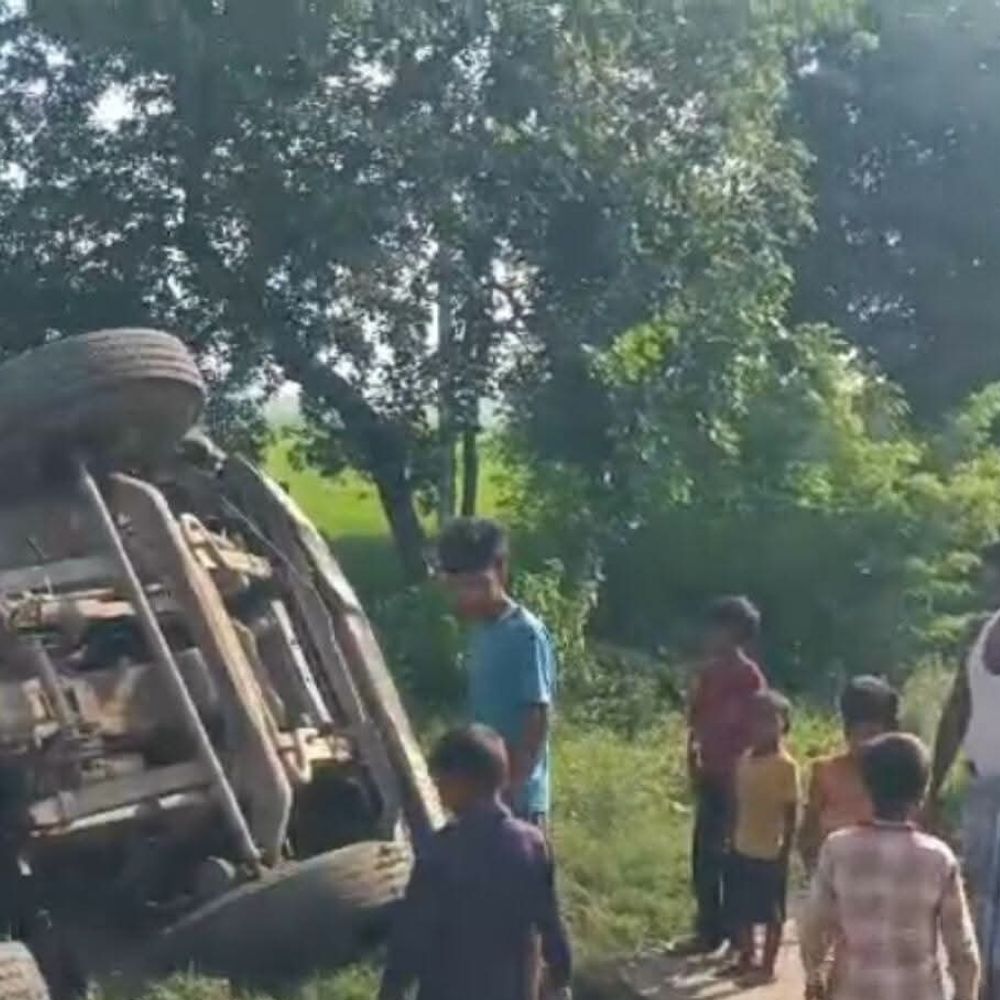 नाथपुर-हरपुर सड़क पर अनियंत्रित ट्रक खाई में गिरा
