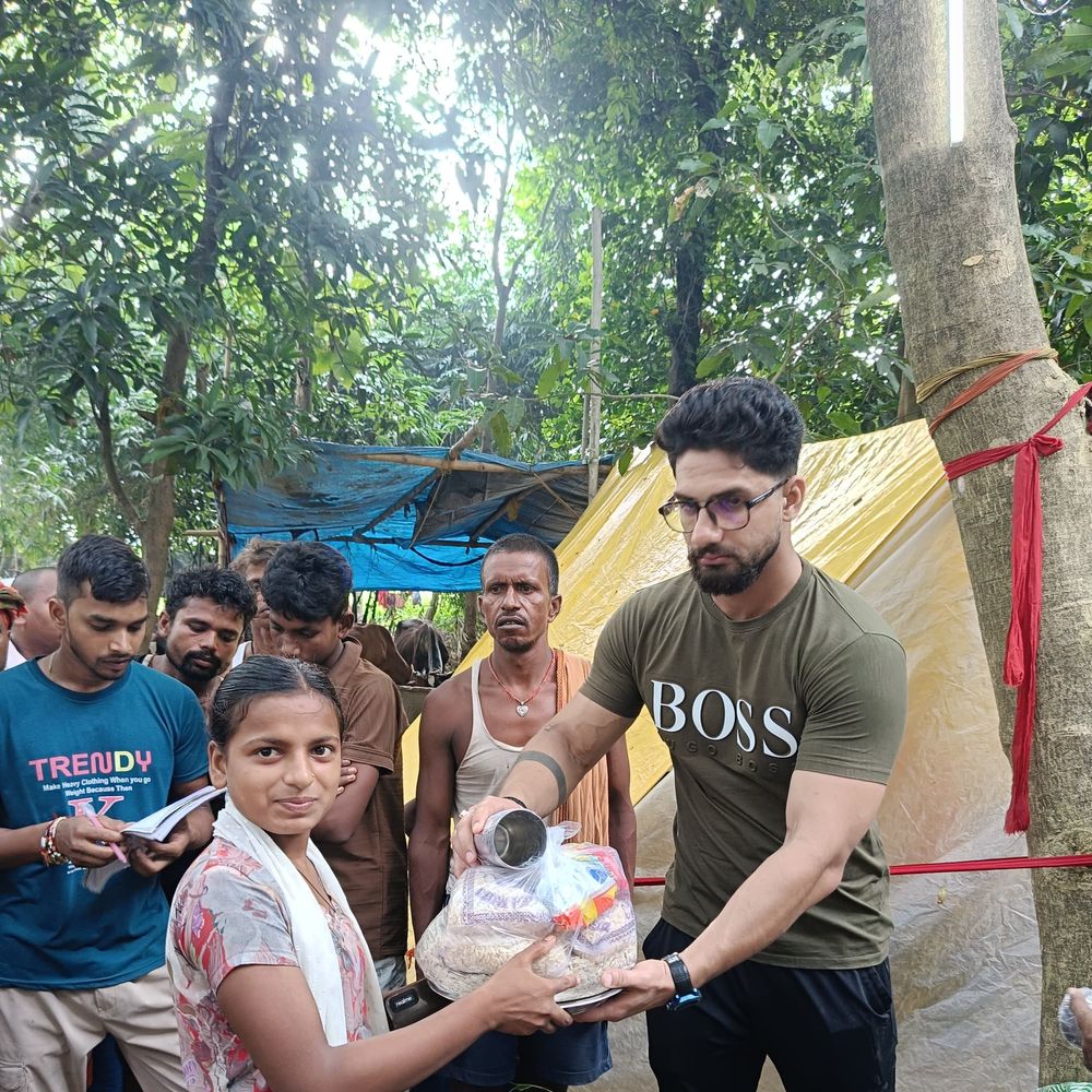 बाढ़ राहत बांट जन्मदिन सप्ताह मना रहे हैं गौरव गौतम