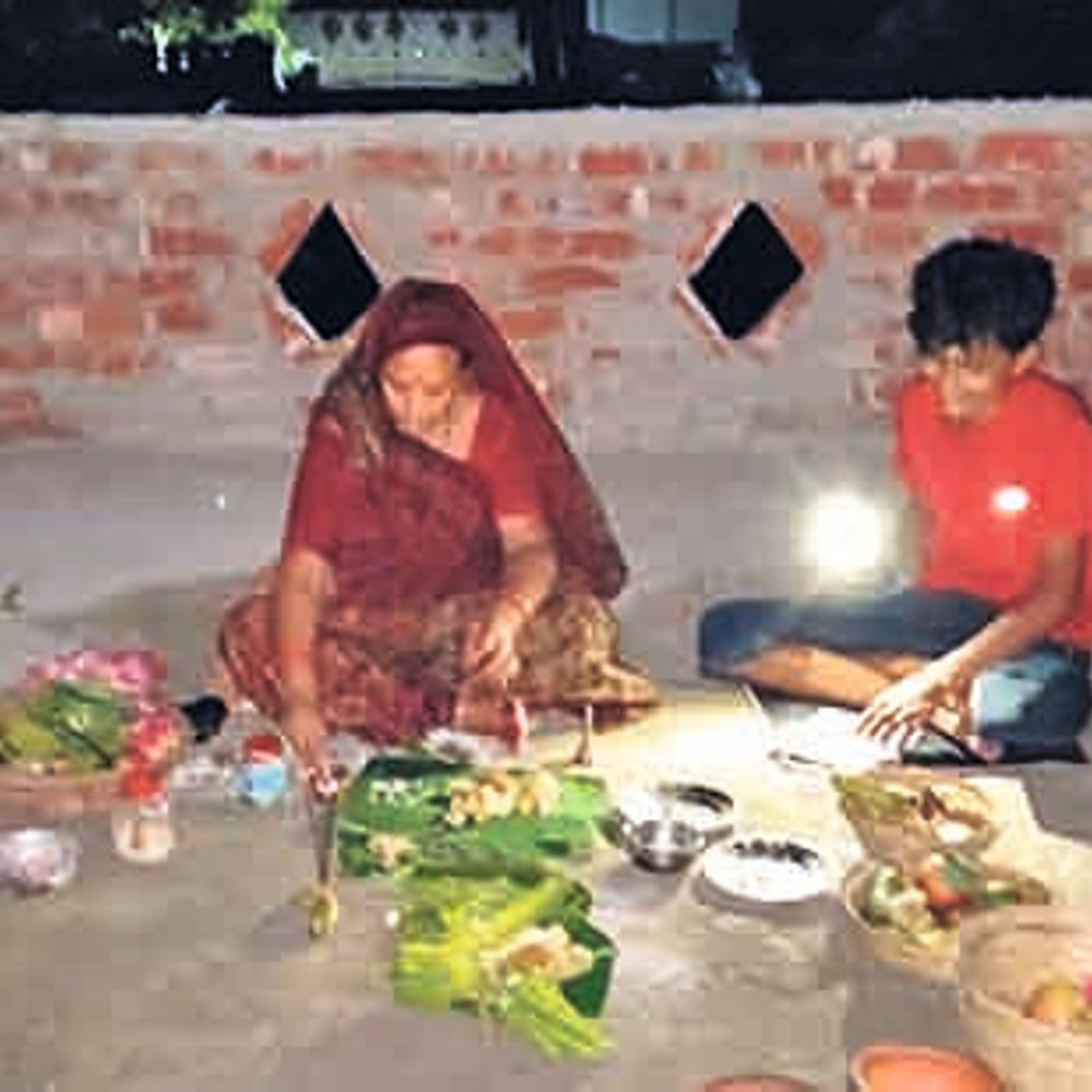 व्र​तियों ने उगते चंद्र का दर्शन कर मनाया चौठ चंद्र