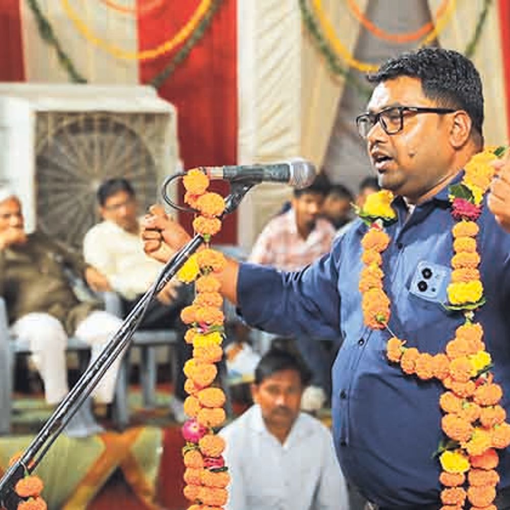 देर रात तक कवियों ने बिखेरी काव्य रस की फुहार