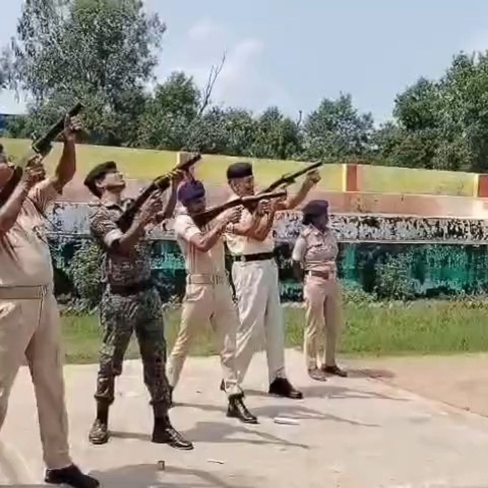 नवादा में दुर्गापूजा से पहले मॉक ड्रिल:जवानों ने किया भीड़ नियंत्रण का अभ्यास; अश्रु गैस और वाटर कैनन का इस्तेमाल सीखा