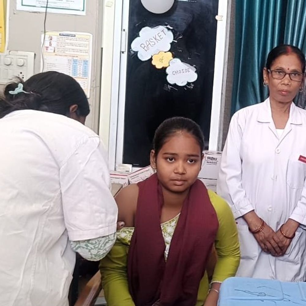29804 किशोरियों के टीकाकरण लक्ष्य में आंकड़ों का खेल:जिला स्वास्थ्य समिति की रिपोर्ट में 14%, सीएमओ का दावा 70% टीकाकरण