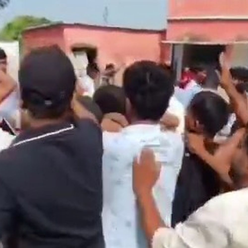 स्कूल में घुसी भीड़ ने हेडमास्टर को पीटा, VIDEO:गोपालगंज में 6 नामजद आरोपी घुसे,परीक्षा रुकी; प्रैक्टिकल में फेल करने का आरोप