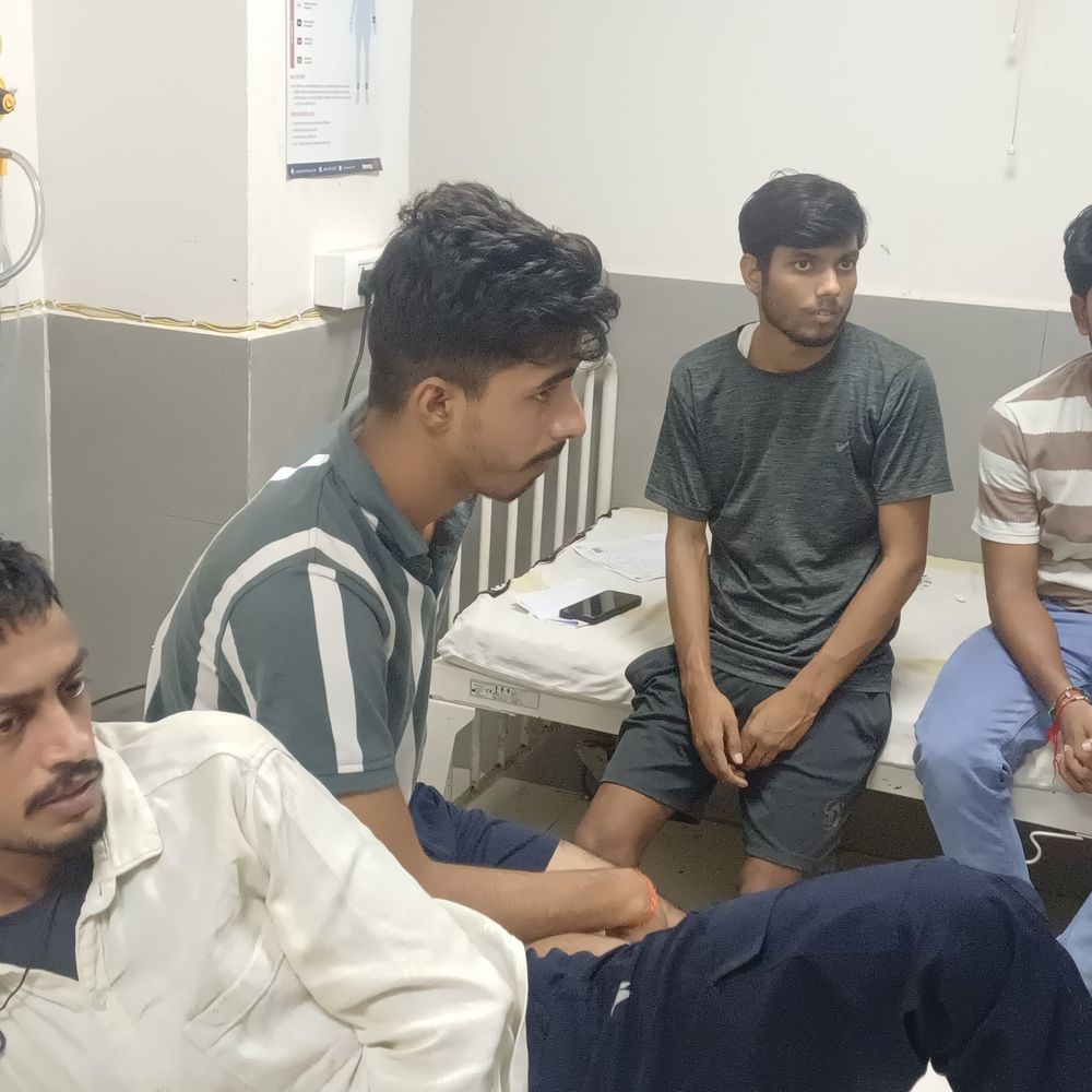 मुंगेर इंजीनियरिंग कॉलेज में 50 स्टूडेंट-कर्मचारी फूड प्वाइजनिंग से बीमार:विश्वकर्मा पूजा का प्रसाद खाने के बाद बिगड़ी तबीयत, एक बेड पर 3 का हो रहा इलाज