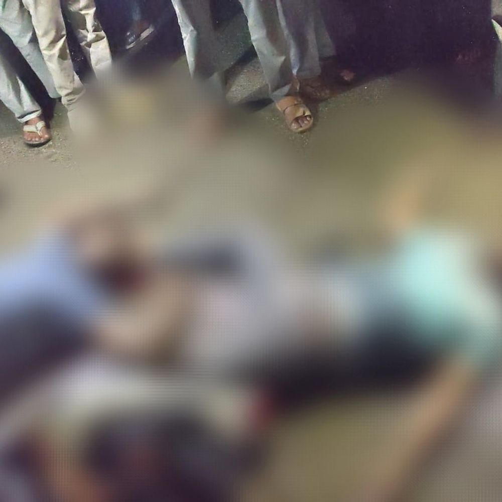किशनगंज में बाइक-ट्रक की जोरदार टक्कर:2 युवकों की मौके पर मौत; गलगलिया से घर लौट रहे थे दोनों, फरार ट्रक की तलाश में जुटी पुलिस