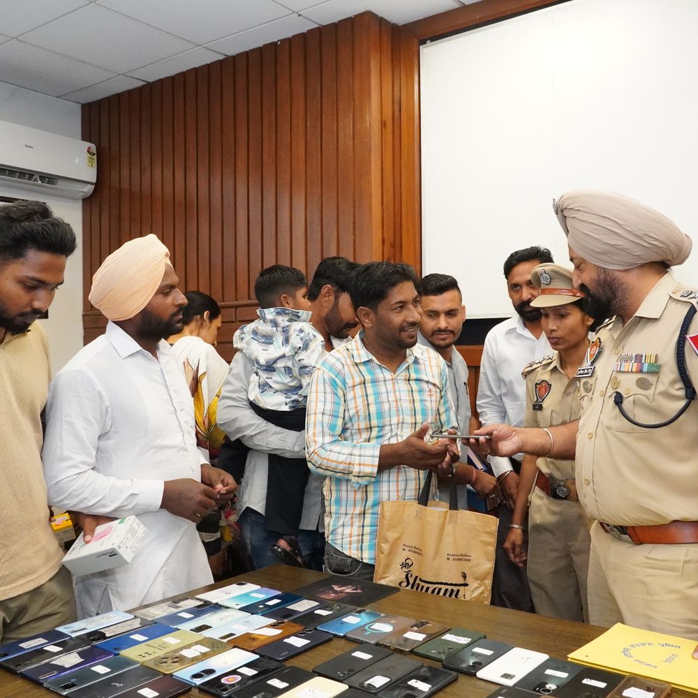 फिरोजपुर पुलिस ने चोरी, स्नैचिंग और गुम हुए 120 मोबाइल:लंबे समय बाद असली मालिकों को लौटाए गए, बेटी का गिफ्ट वापस मिलने से महिला खुश