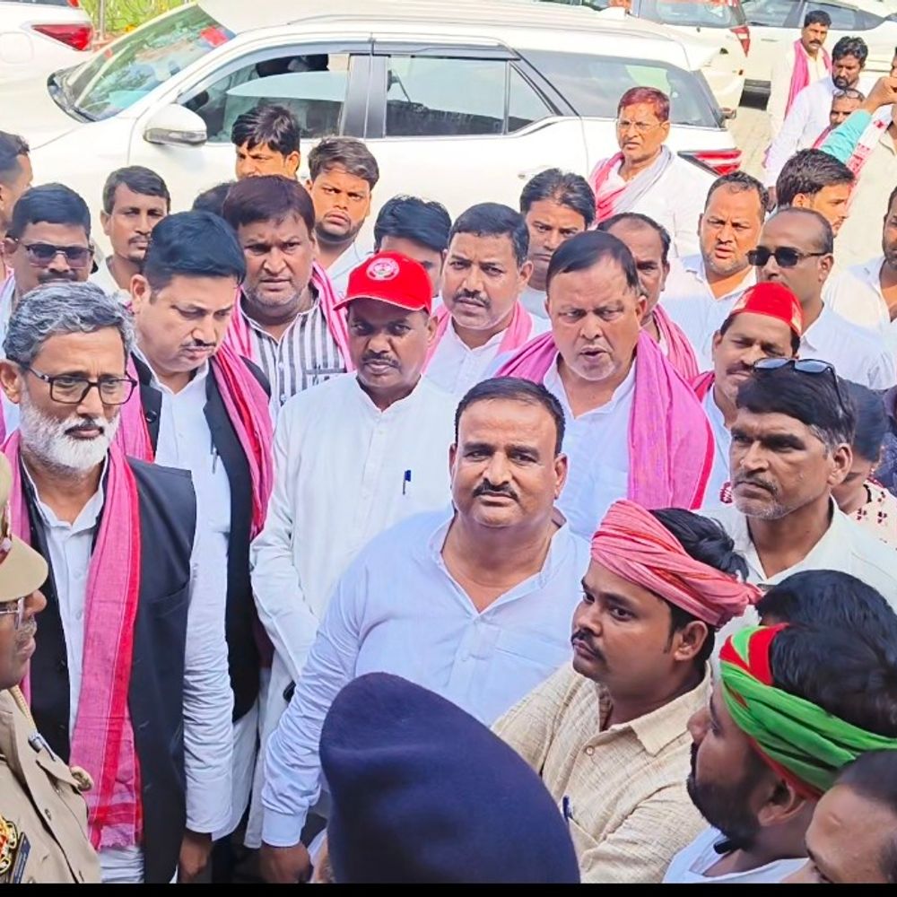 सपा सांसद की गाड़ी पर पथराव के विरोध में प्रदर्शन:कलेक्ट्रेट पहुंचकर डीएम-एसपी को सौंपा ज्ञापन, आरोपियों पर कार्रवाई की मांग