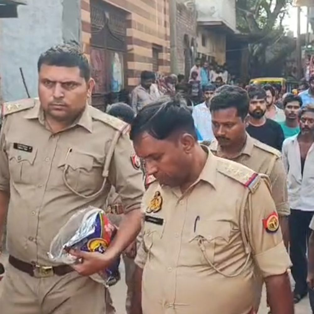 खेत पर काम कर रही महिला से छेड़छाड़ की कोशिश:एटा में चीखने पर आरोपी भागे, बेटी की शिकायत पर 2 पर FIR