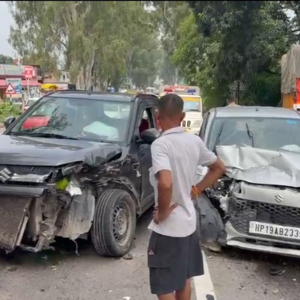 ऊना- धर्मशाला हाईवे पर दो कारों की टक्कर:दादा की मौत, बेटा और पोता-पोती घायल, दवाई लेने जा रहे थे बुजुर्ग