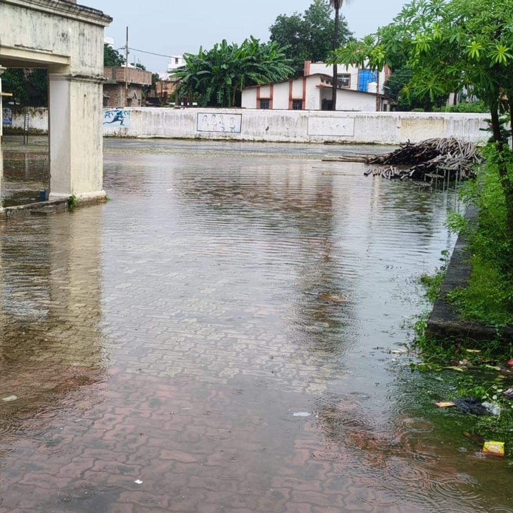 बांका में बारिश से जलजमाव, खुली जल निकासी की पोल:कोर्ट रोड से दुकनिया मार्केट तक पानी भरा, लोगों को हुई परेशानी