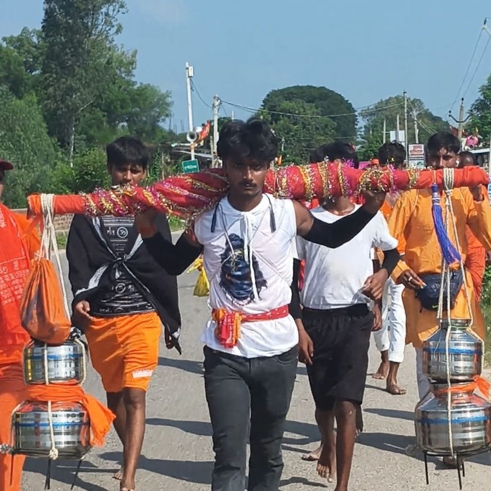 कजरीतीज पर युवाओं ने 45 किमी पैदल चलकर किया जलाभिषेक:श्रावस्ती में कंधों पर 51 और 36 लीटर पवित्र जल लेकर बाबा जंगलीनाथ मंदिर में चढ़ाया