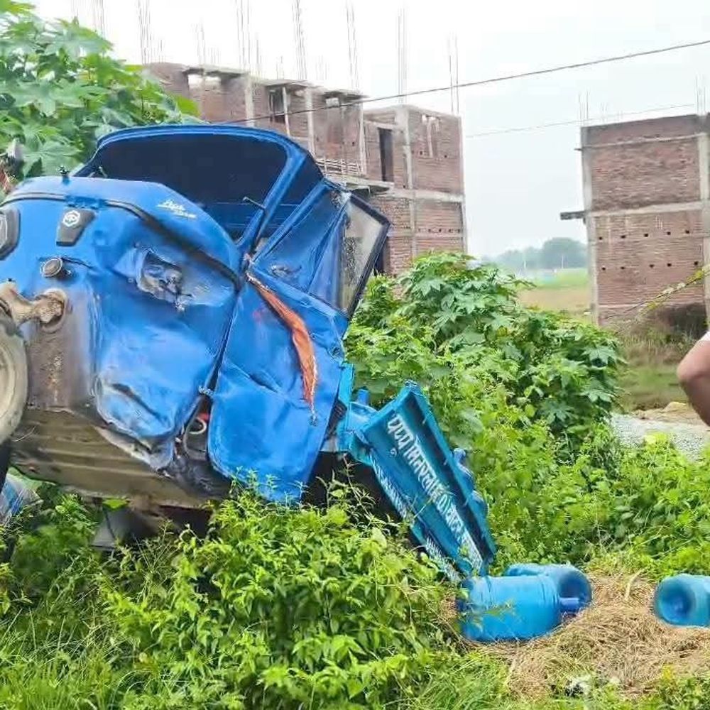 बक्सर में डीएसपी की सरकारी गाड़ी हादसे का शिकार:बुजुर्ग को बचाने में टेंपो से टकराई; टेंपो बुरी तरह क्षतिग्रस्त, साइकिल सवार गंभीर