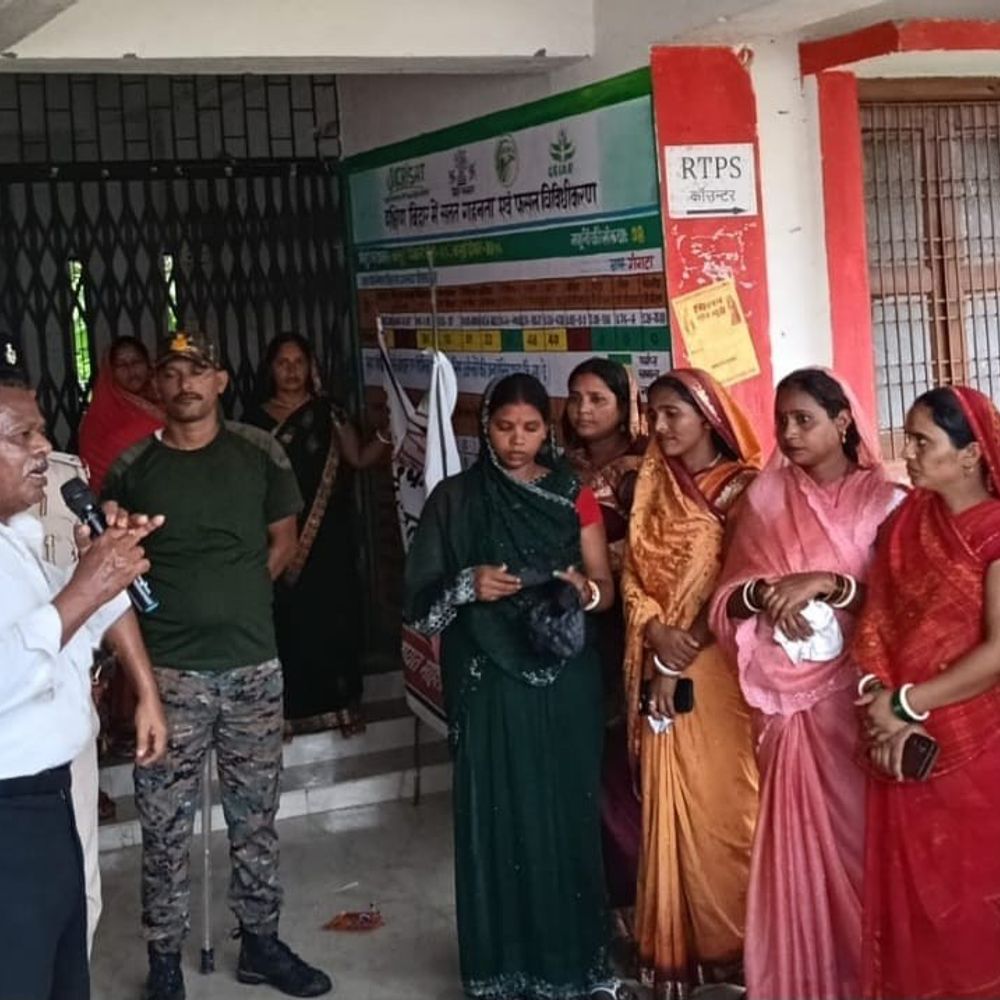 मुंगेर में 2 दर्जन से ज्यादा महिलाएं सड़क पर उतरीं:अवैध शराब के खिलाफ प्रदर्शन, बोलीं- धंधा बंद करो, नहीं तो भट्ठी तोड़ देंगे