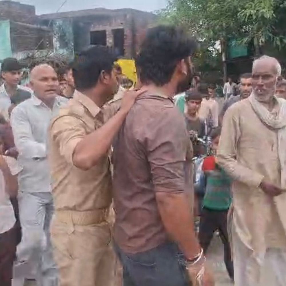 पुलिस स्टीकर लगी कार से युवक के अपहरण की कोशिश:संभल में ग्रामीणों ने 4 लोगों को पकड़ा, पत्नी ने मारपीट कर अगवा करने का लगाया आरोप