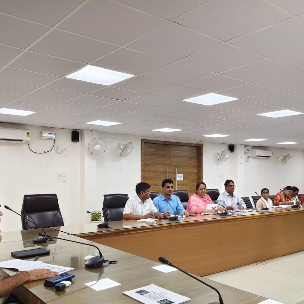 आंगनबाड़ी केंद्रों पर बच्चों की कम उपस्थिति से डीएम नाराज:कौशांबी में दो सीडीपीओ का वेतन रोकने के दिए निर्देश