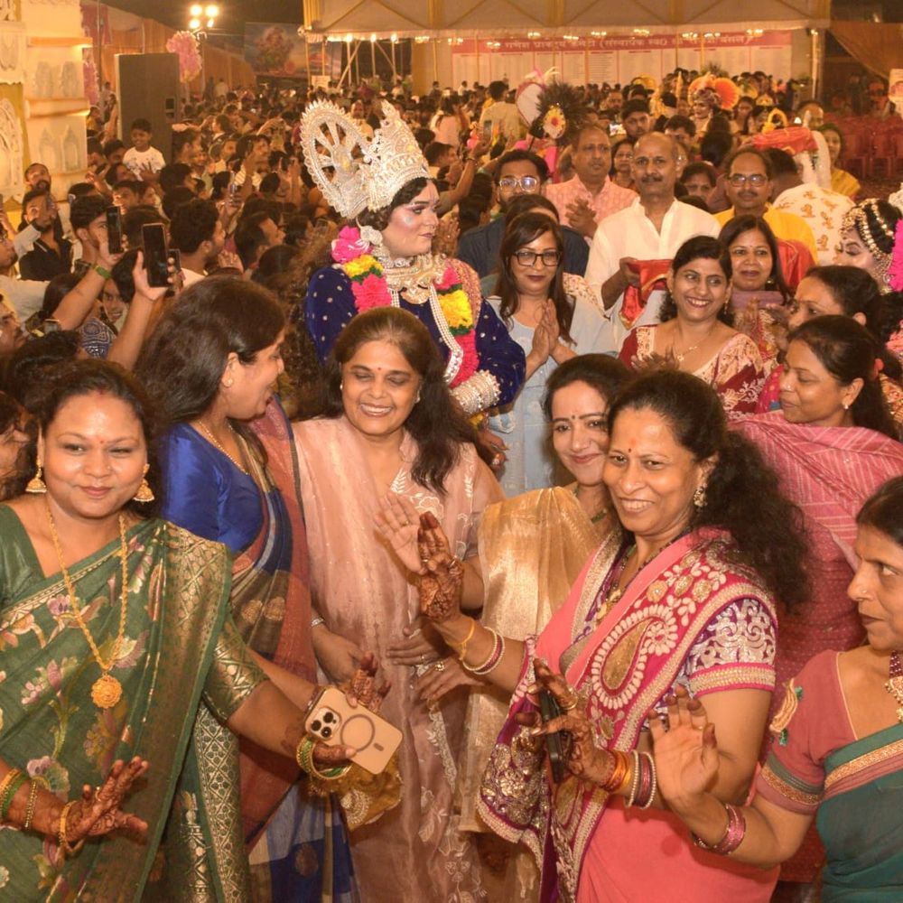 लखनऊ गणेशोत्सव में राधा-कृष्ण की झांकी सजी:351 परिवारों ने ‘मनौतियों के राजा’ को 56 भोग चढ़ाया; भजनों पर झूमे श्रद्धालु