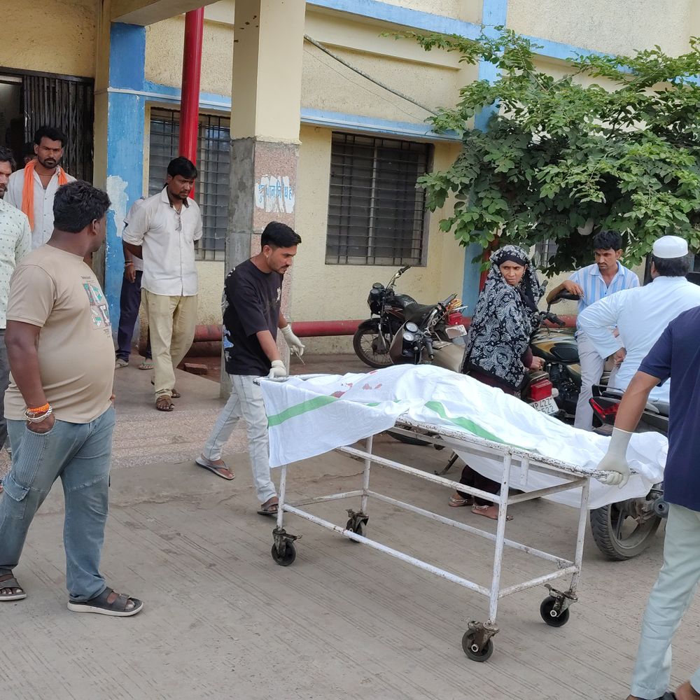 शाजापुर में बाइक सवार को रौंदा, महिला की मौत:युवक और बच्ची घायल, जिला अस्पताल में एडमिट; चालक फरार