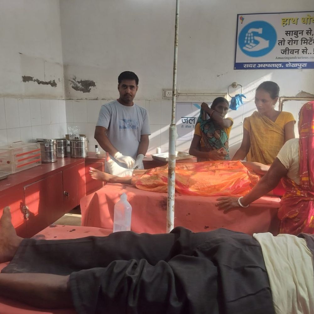 शेखपुरा में ई-रिक्शा पलटा, चालक समेत 5 श्रद्धालु घायल:गंगा स्नान करने जा रहे थे, एक की हालत गंभीर; बच्चे को बचाने में हुआ हादसा