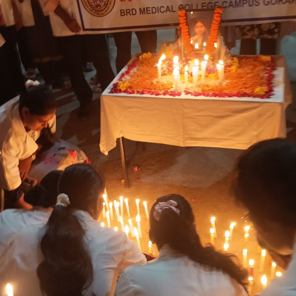 गोरखपुर बीआरडी में नर्सिंग छात्र प्रदर्शन:दिवंगत दिव्यांशी को दी भावभीनी श्रद्धांजलि, मानसिक दबाव और सुरक्षा पर चिंता