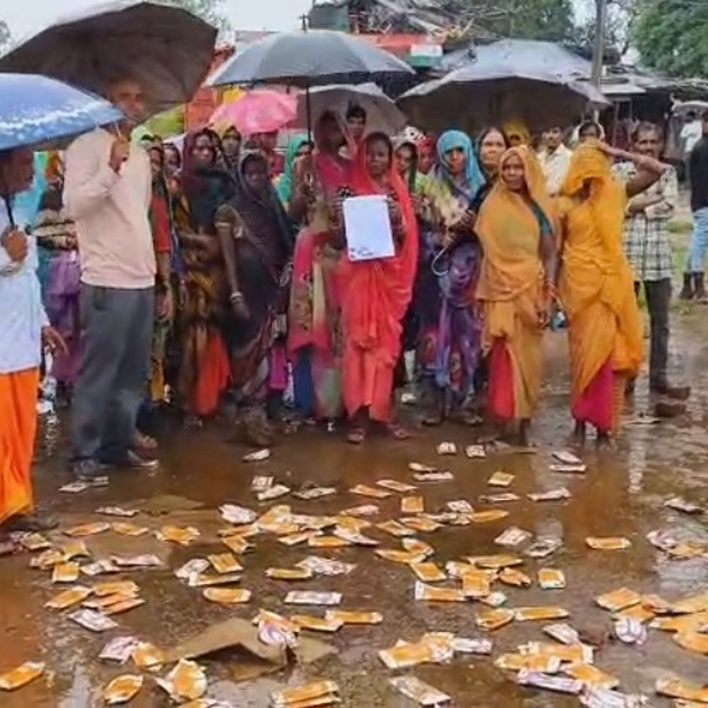 महिलाओं ने अवैध शराब से भरी बोलेरो रोकी:गुस्से में सड़क पर फोड़ीं बोतलें VIDEO; पुलिस ने 4 लोगों पर की कार्रवाई