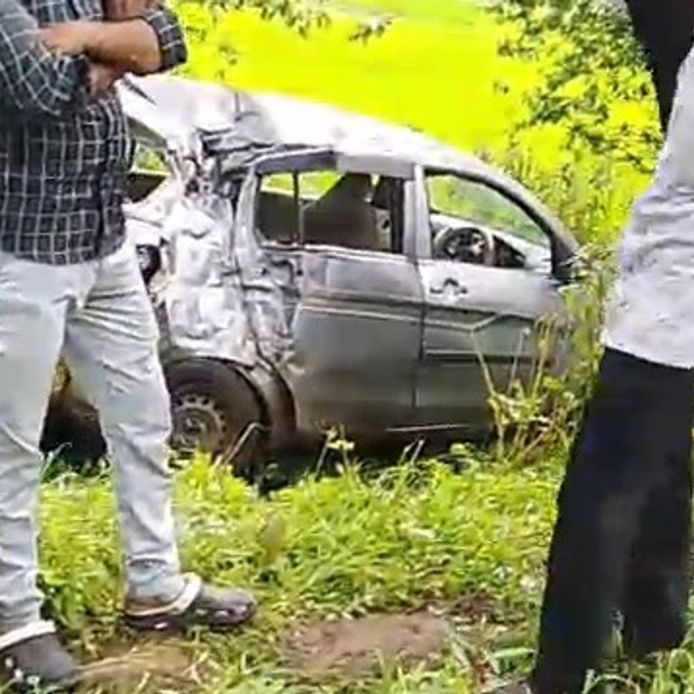मवेशी बचाने के चक्कर में कार पेड़ से टकराई:मंडला में 4 युवक घायल, दो जबलपुर मेडिकल कॉलेज रेफर