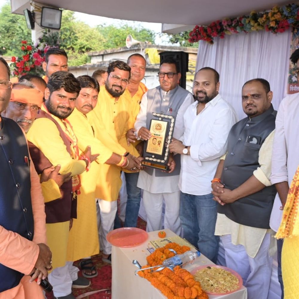 बेमेतरा में यादव समाज ने मनाया कृष्ण जन्मोत्सव:भव्य कलश यात्रा निकाली गई, 11 मेधावी छात्रों और पुलिसकर्मी सम्मानित