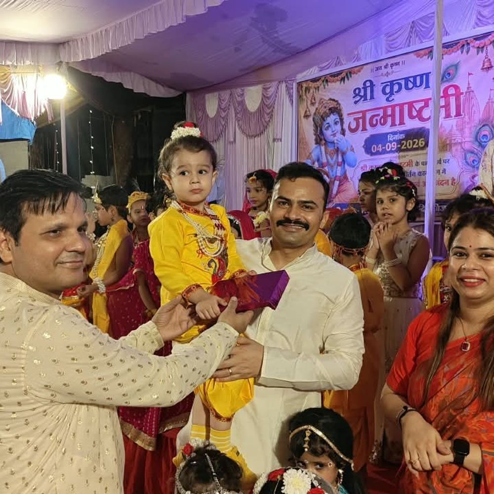 बिजनौर में जन्माष्टमी पर मंदिरों में उमड़ी भीड़:रंग-बिरंगी रोशनी से सजे मंदिर, पुलिस लाइन में डीएम-एसपी ने मनाया उत्सव; झालू में फोड़ी मटकी