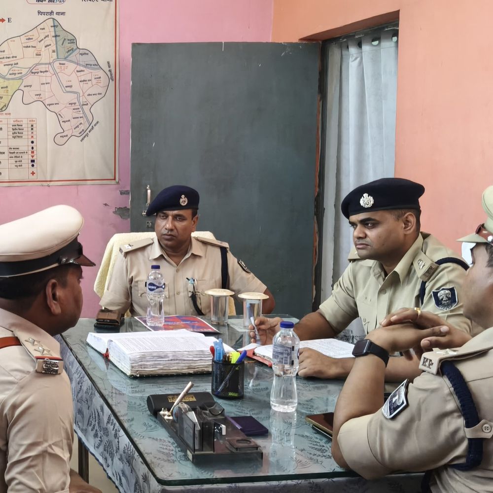 शिवहर थाने में SP का औचक निरीक्षण:लंबित मामलों के अनुसंधान-गश्ती व्यवस्था का लिया जायजा, गश्ती वाहनों की भी जांच की