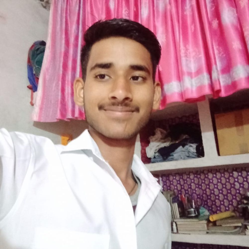 मथुरा में डी-फार्मा छात्र की संदिग्ध मौत, हत्या की आशंका:पीजी कमरे में फंदे पर मिला शव, परिजनों ने निष्पक्ष जांच की मांग की
