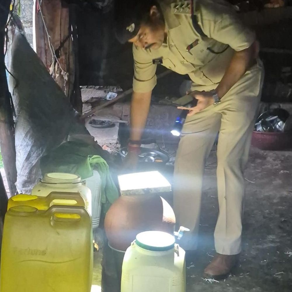 दमोह-पथरिया और पटेरा से अवैध शराब पकड़ी:महिला समेत 4 लोगों पर केस, 60 किलो महुआ लहान नष्ट कराया