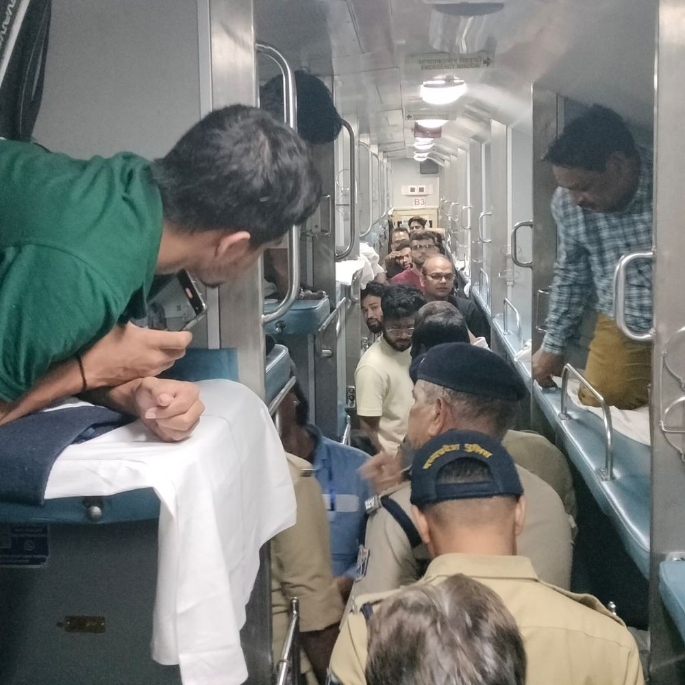 संपर्क क्रांति एक्सप्रेस के AC कोच में सांप की अफवाह:दमोह स्टेशन पर पुलिस-सपेरों ने की खोज, नहीं मिला; 1 घंटे लेट हुई ट्रेन