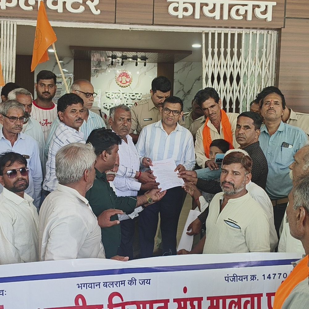 पटवारियों ने अतिरिक्त काम और लंबित मांगों पर मोर्चा खोला:नीमच में स्वामित्व योजना, फार्मर आईडी और जियो-टैग गिरदावरी का बहिष्कार