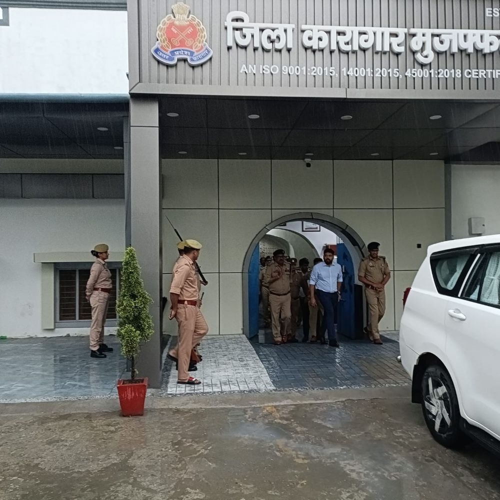 शामली के डीएम-एसपी ने जेल का निरीक्षण किया:मुजफ्फरनगर में सुरक्षा, बैरक और सीसीटीवी की व्यवस्था देखी