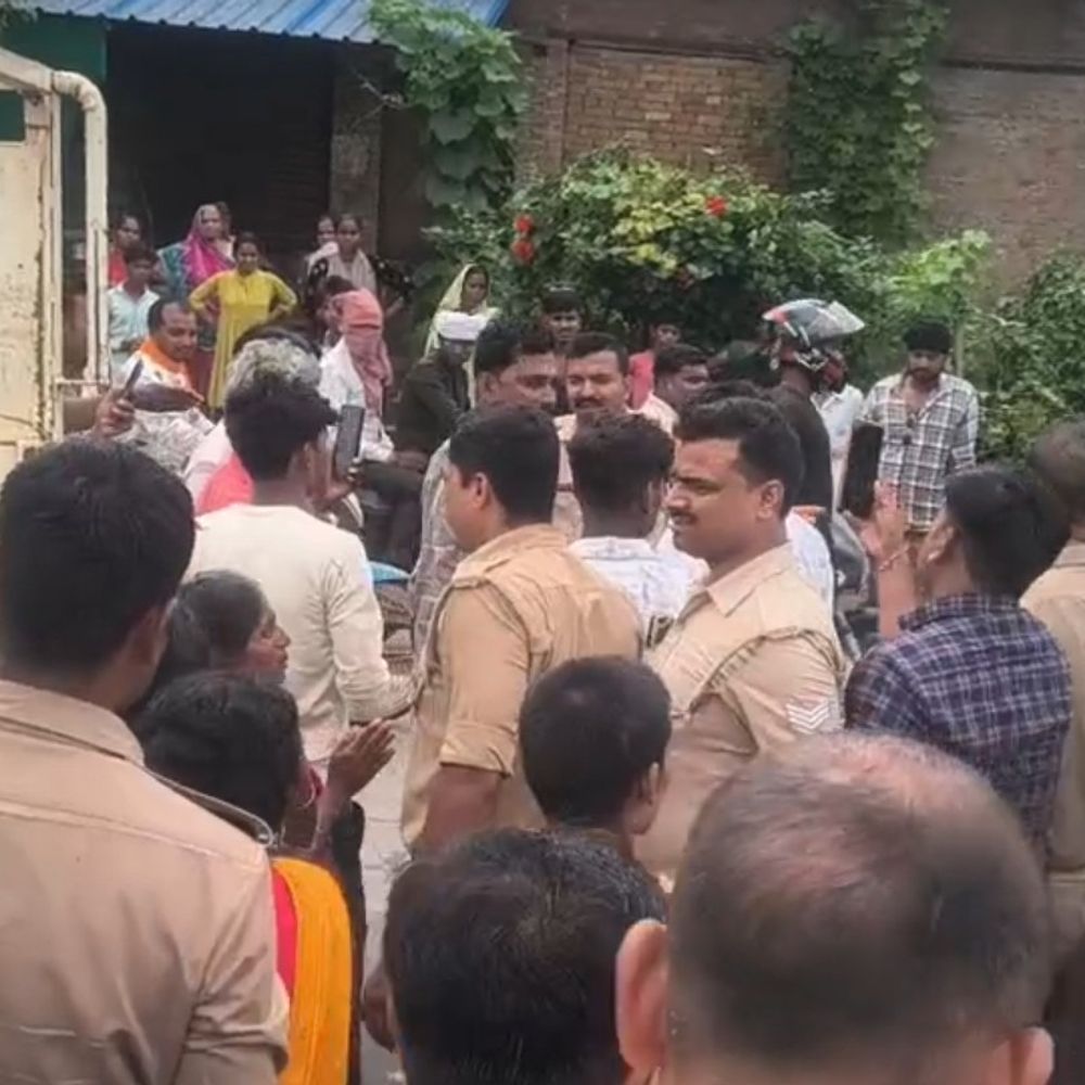 सोनभद्र में पिकअप ने 8 साल के बच्चे को कुचला:सड़क पार करते समय हादसा, ढाबे से सामान लेने जा रहा था
