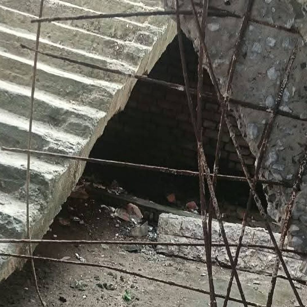 स्कूल की सीढ़ी गिरी, मलबे में दबकर छात्रा की मौत:खगड़िया में 4 बच्चे घायल, जटाधर मिश्रा प्राथमिक विद्यालय में परिजनों ने किया हंगामा