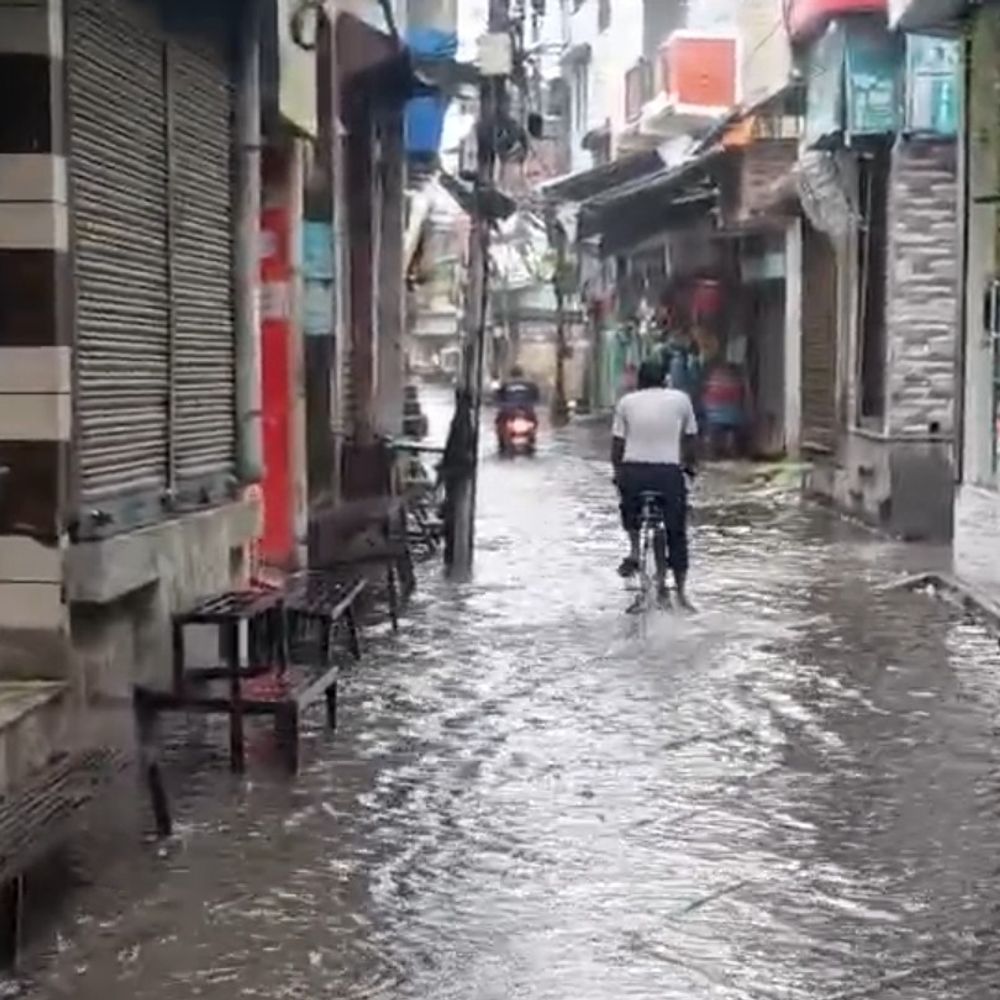 संभल में 30 घंटे से लगातार बारिश, सड़कों पर जलभराव:25 MM बारिश, 20 डिग्री पारा, AQI 139 पहुंचा, धान-ईख को नुकसान