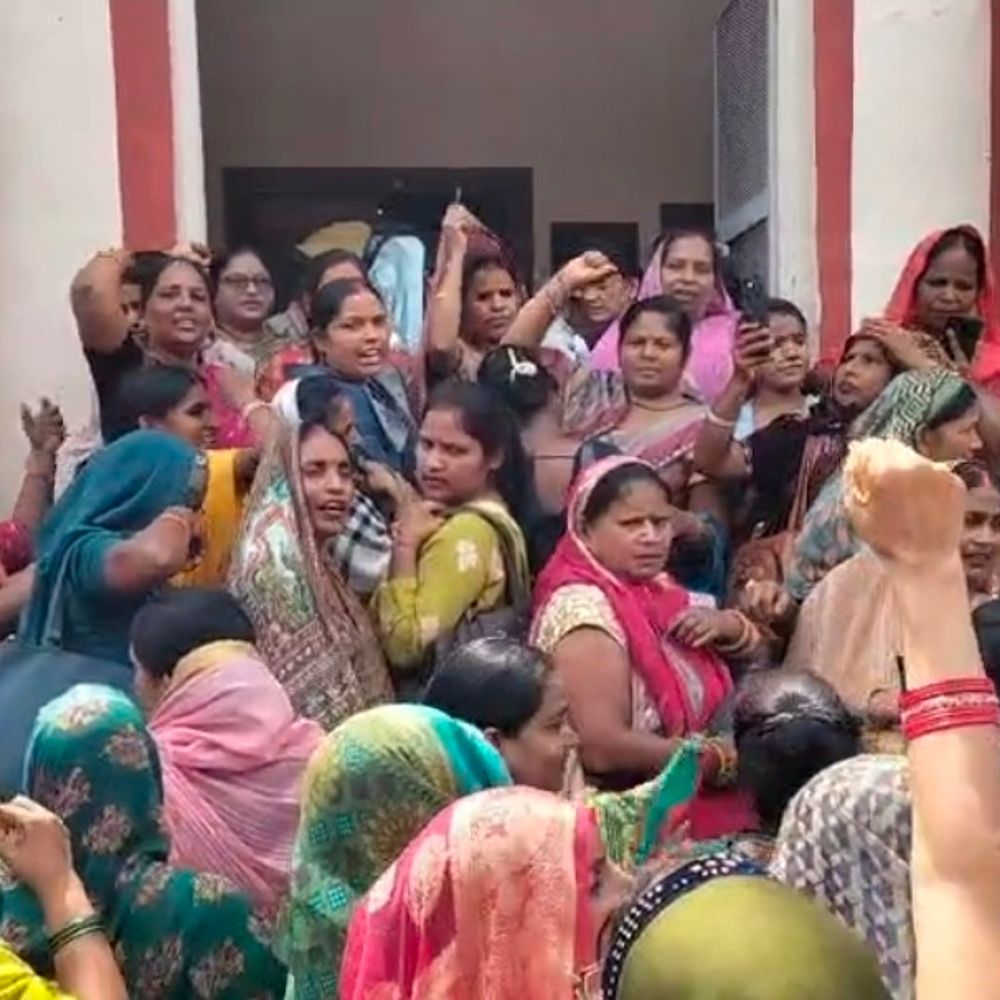 मानदेय बढ़ाने समेत 4 मांगों को लेकर बैंक-सखियों का प्रदर्शन:बोलीं- ग्रामीण क्षेत्रों में बैंकिंग सेवाएं पहुंचा रहे, महंगाई में कम मानदेय से परिवार चलाना मुश्किल