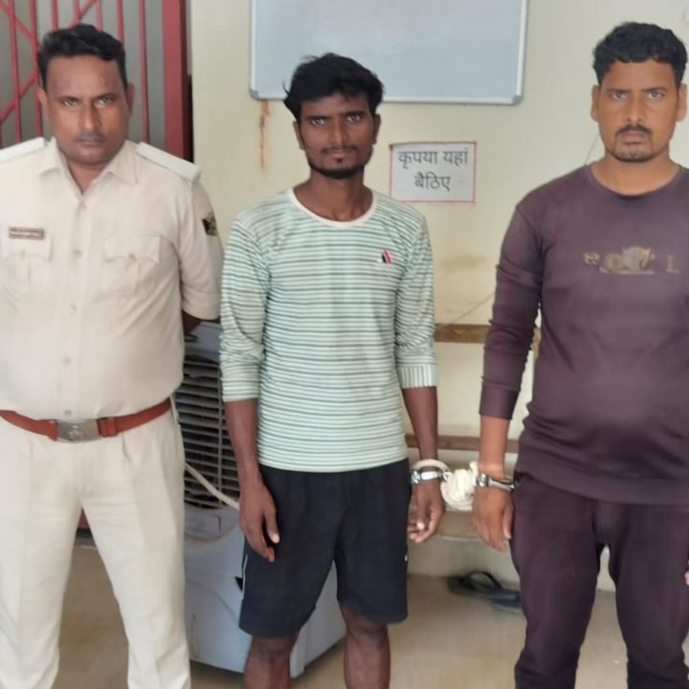 चैनपुर में दो फरार वारंटी गिरफ्तार:गुप्त सूचना पर पुलिस ने की कार्रवाई, न्यायिक हिरासत में भेजे गए आरोपी
