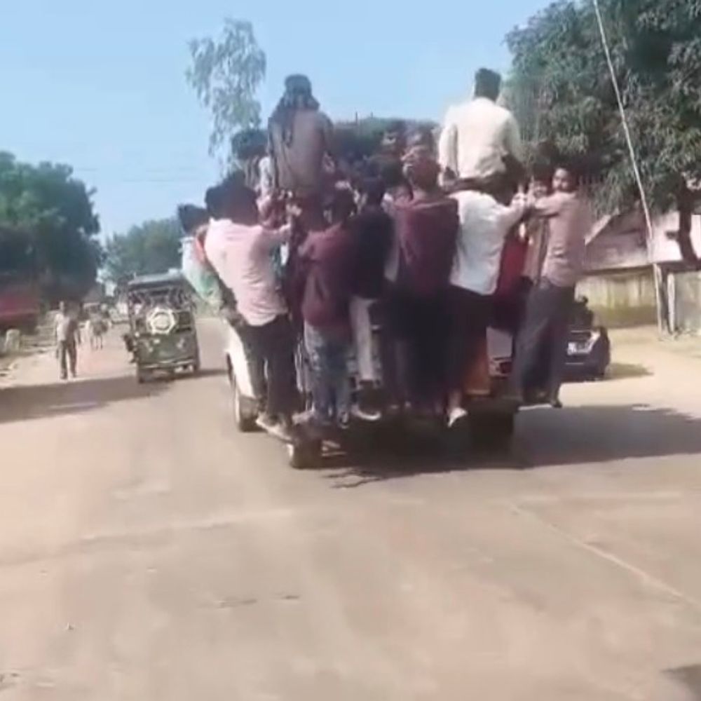 एक पिकअप में 52 सवारियां, आरटीओ पर सवाल:RTO कर्मचारी बोला- हमारा काम RC जारी करना, पुलिस करे कार्रवाई