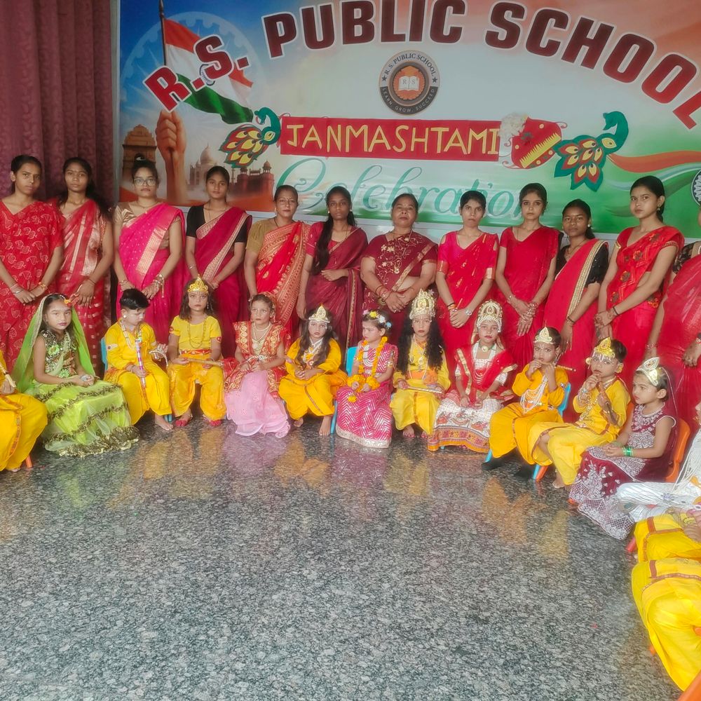 नन्हे-मुन्नों ने राधा-कृष्ण बन मन मोहा:आरएस पब्लिक स्कूल में जन्माष्टमी पर बाल लीलाओं की प्रस्तुति पर खूब बजी तालियां