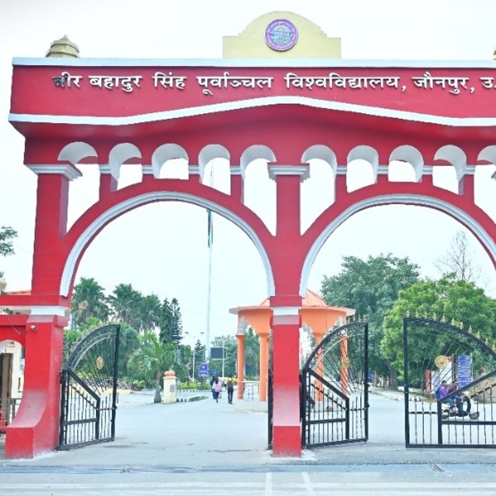 पूर्वांचल विश्वविद्यालय की 1,535 मेधावी छात्राओं को स्कूटी:स्नातक अंतिम वर्ष की टॉप-5% छात्राओं को मिलेगा लाभ