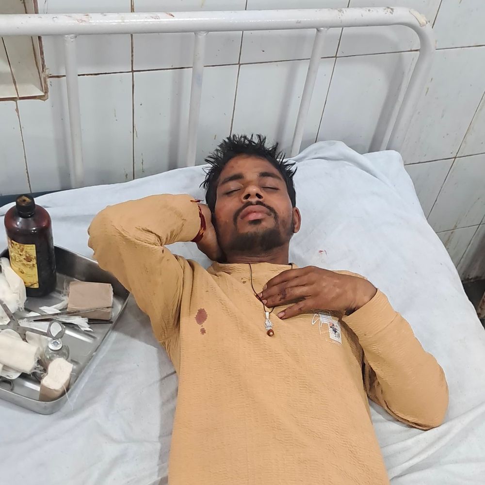 पिकअप की टक्कर से बाइक सवार युवक की मौत:दोस्त गंभीर घायल, मंदिर दर्शन कर झरने पर जा रहे थे; कोट गांव के पास हुआ हादसा