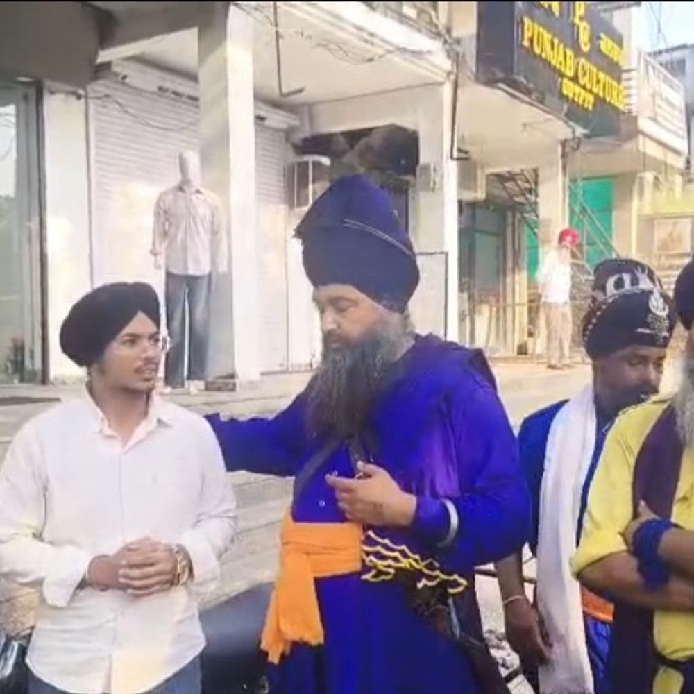 गुरदासपुर में हलाल मीट की दुकान पर विवाद:दुकान पर सूचना न लिखे होने पर निहंग सिंह ने जताई आपत्ति, बोर्ड लगाने को कहा