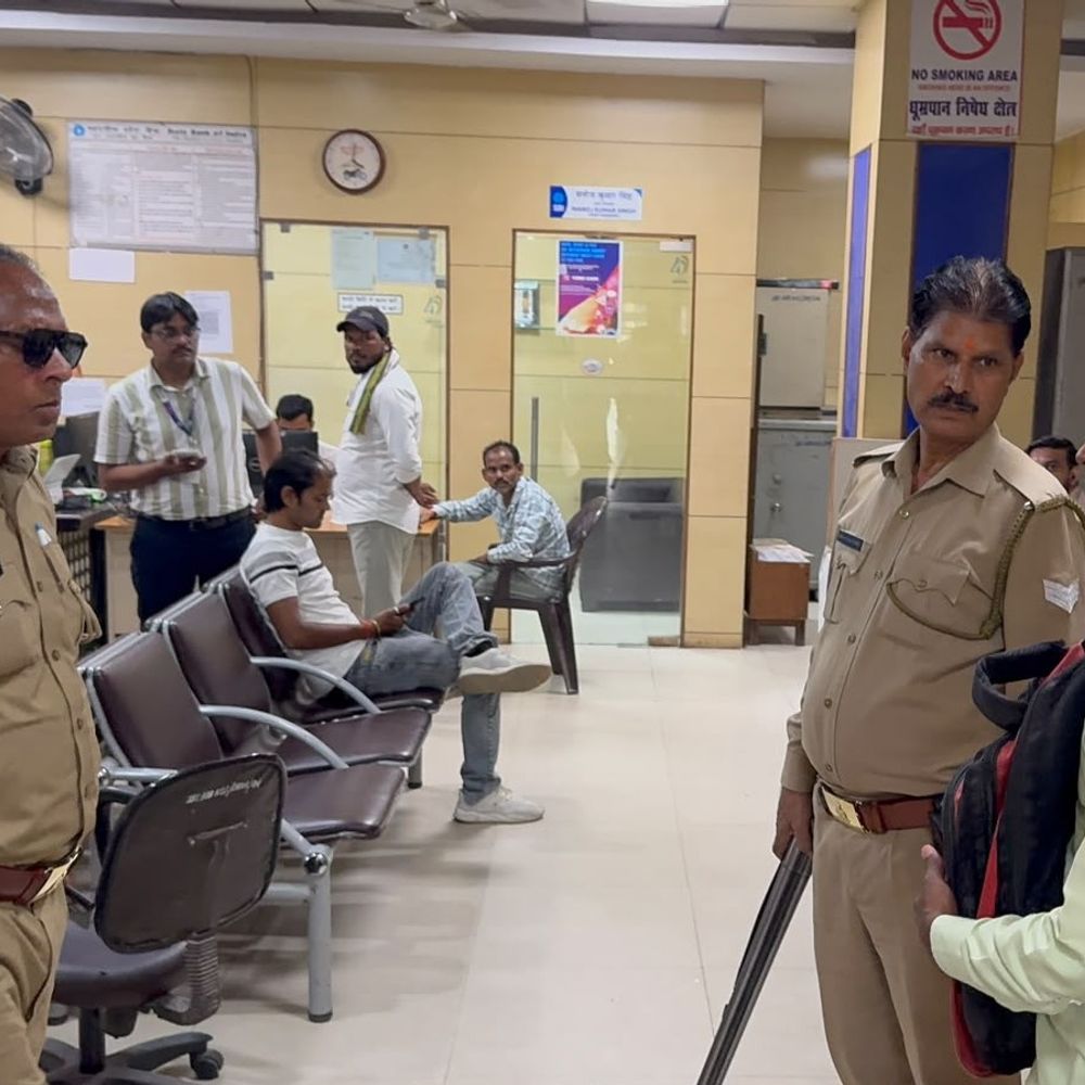 बैंक में युवक के बैग से 1 लाख की चोरी:SBI में पैसे जमा करने आए पिता-पुत्र के साथ वारदात, पुलिस CCTV फुटेज खंगाल रही