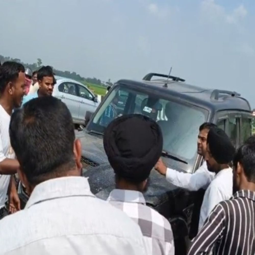 शाहजहांपुर में बाइक-कार की टक्कर:कार में फंसी बाइक करीब 1 किमी तक घसीटने का आरोप