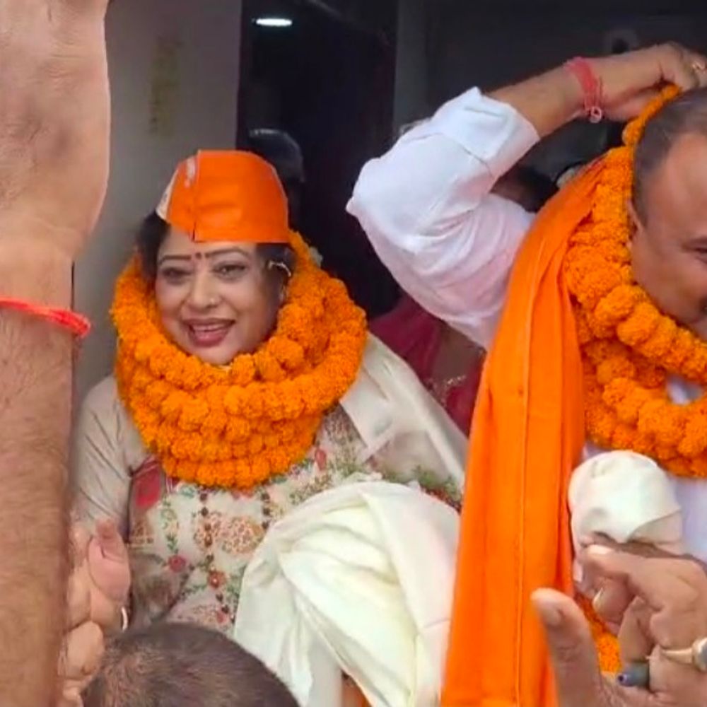 पश्चिम बंगाल BJP सह-प्रभारी का लखीसराय स्टेशन पर स्वागत:पिंकी कुशवाहा के कोलकाता जाते समय कार्यकर्ताओं ने किया अभिनंदन
