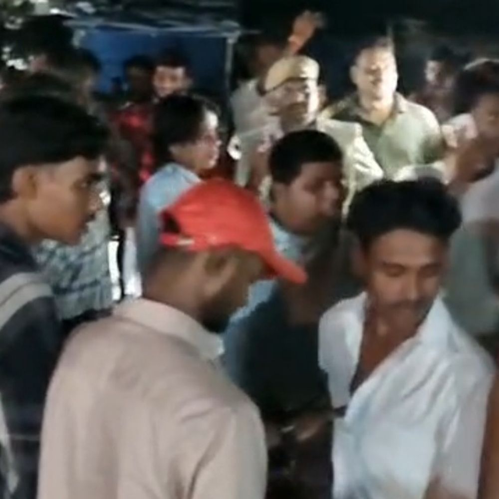 मधुबनी में पुलिस गाड़ी की टक्कर से युवक गंभीर घायल:गुस्साए ग्रामीणों ने सड़क जाम कर कार्रवाई की मांग की